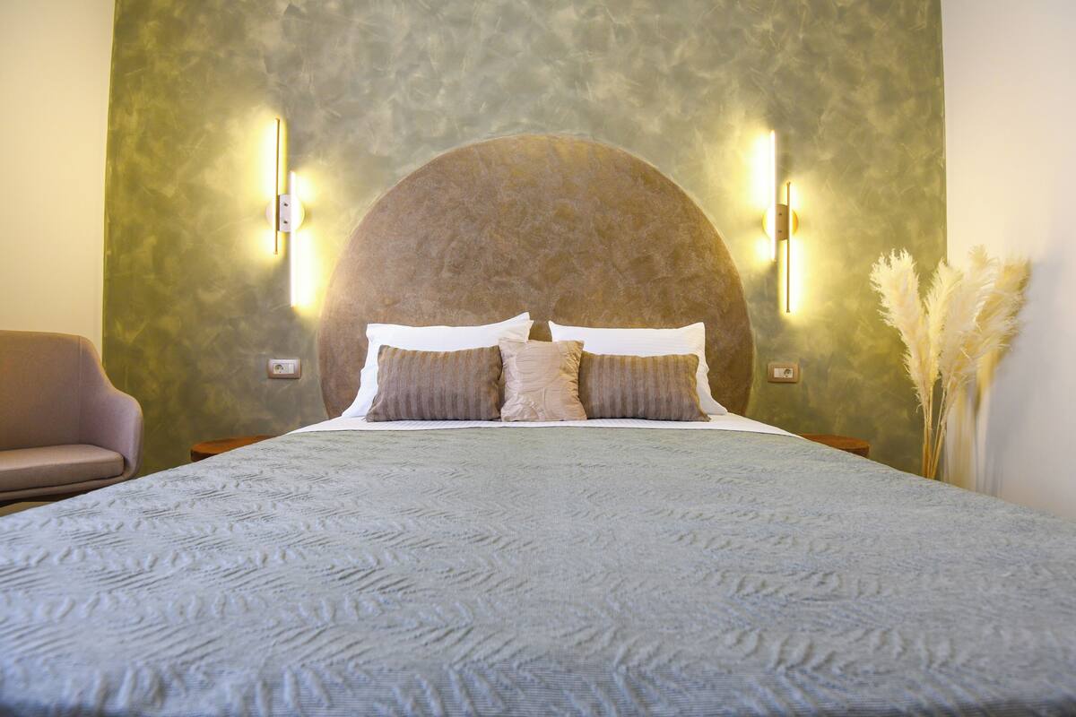 Deluxe apartment #1 | 2 bedrooms, hypo-allergenic bedding, memory foam beds, in-room safe