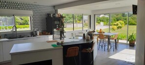 Fridge, microwave, oven, stovetop - Jolie Maison de Famille. Idéalement Située Entre mer et Campagne (Kermoroc'h)
