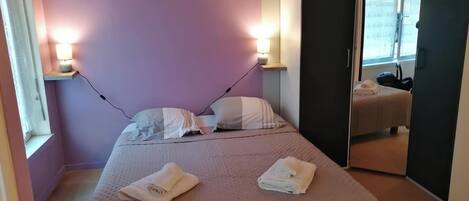 1 室のベッドルーム、旅行用ベビーベッド、ベッドシーツ