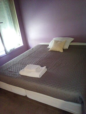 1 dormitorio, cuna de viaje, ropa de cama