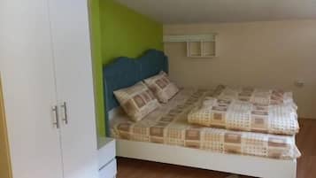 Basic Shared Dormitory | Desk, soundproofing, iron/ironing board, free WiFi
