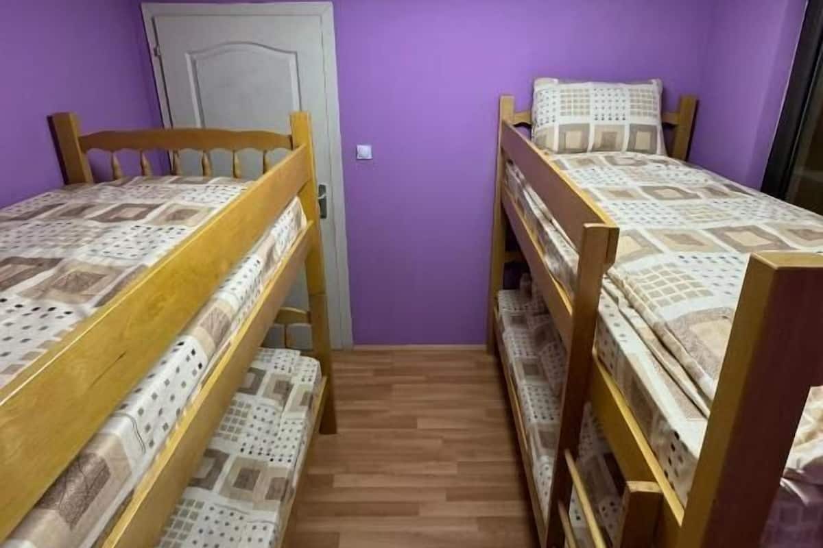 Dormitório compartilhado básico, várias camas, para não fumantes | Escrivaninha, quartos à prova de som, ferros/tábuas de passar roupa