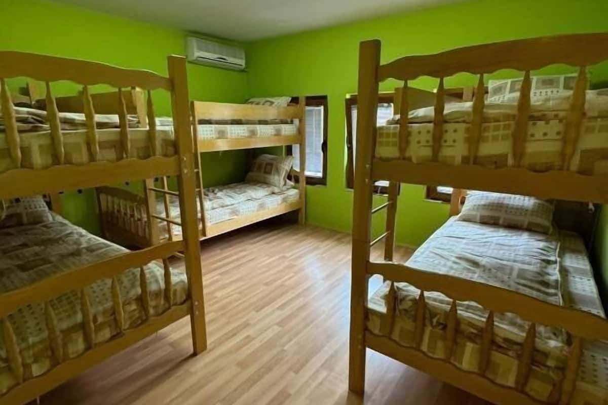 Dormitório compartilhado conforto, em dormitório misto | Escrivaninha, quartos à prova de som, ferros/tábuas de passar roupa