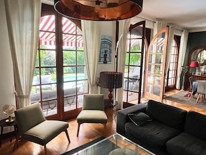 TV, fireplace, books, stereo - Charmante Villa 10 Personnes aux Pieds des Pyrénées (Billère)