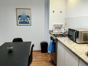 Kühlschrank, Mikrowelle, Ofen, Toaster