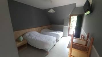 Habitación con 2 camas individuales, balcón | Wifi gratis