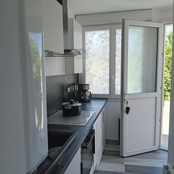 Private kitchen - Petite Maison de Ville Dans Ruelle au Calme à 20mn de la mer (La Roche-Jaudy)