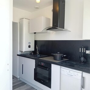 Private kitchen - Petite Maison de Ville Dans Ruelle au Calme à 20mn de la mer (La Roche-Jaudy)