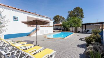 Piscine couverte, parasols de plage, chaises longues