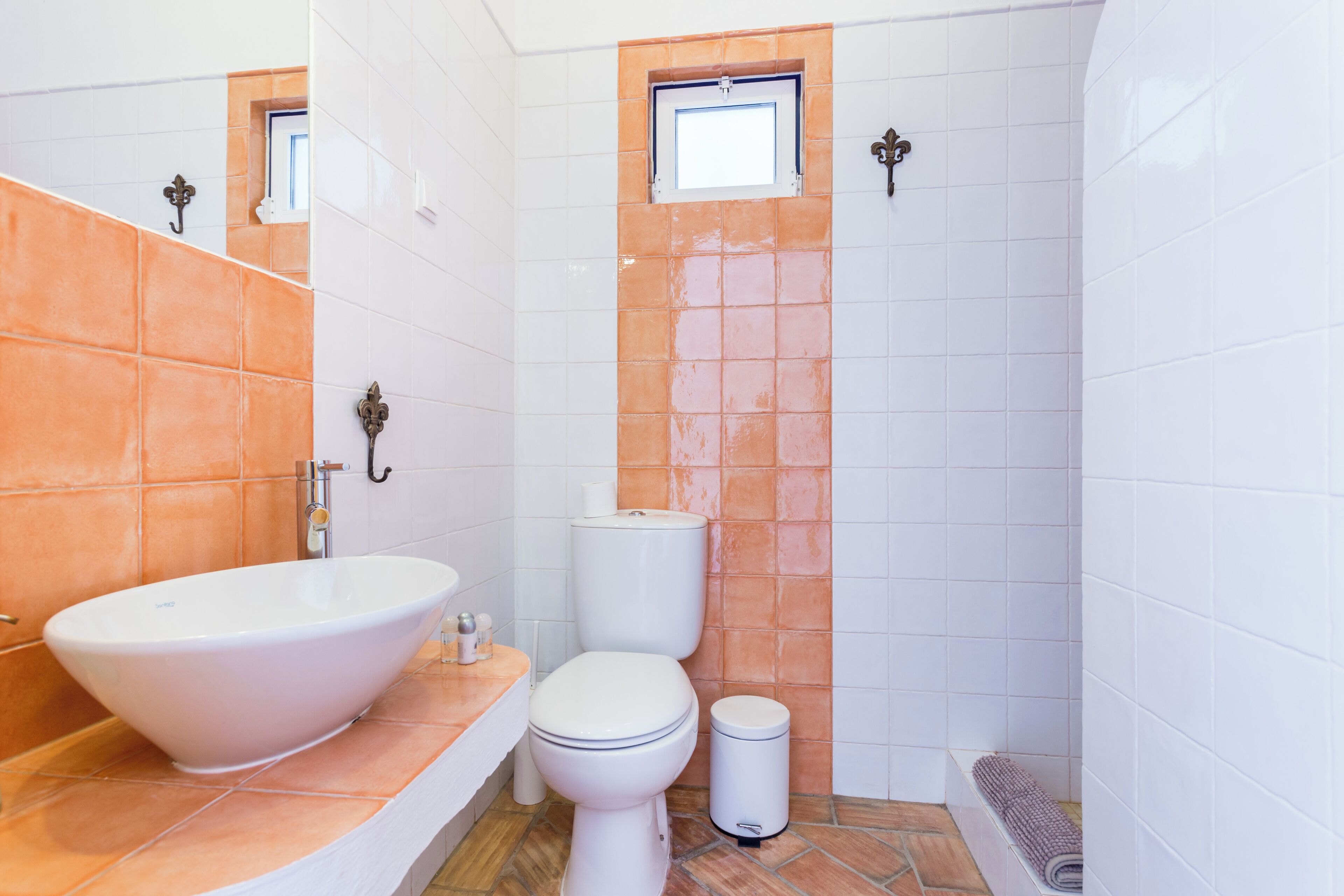 Et badeværelse med et stort badekar, toilet og vask.