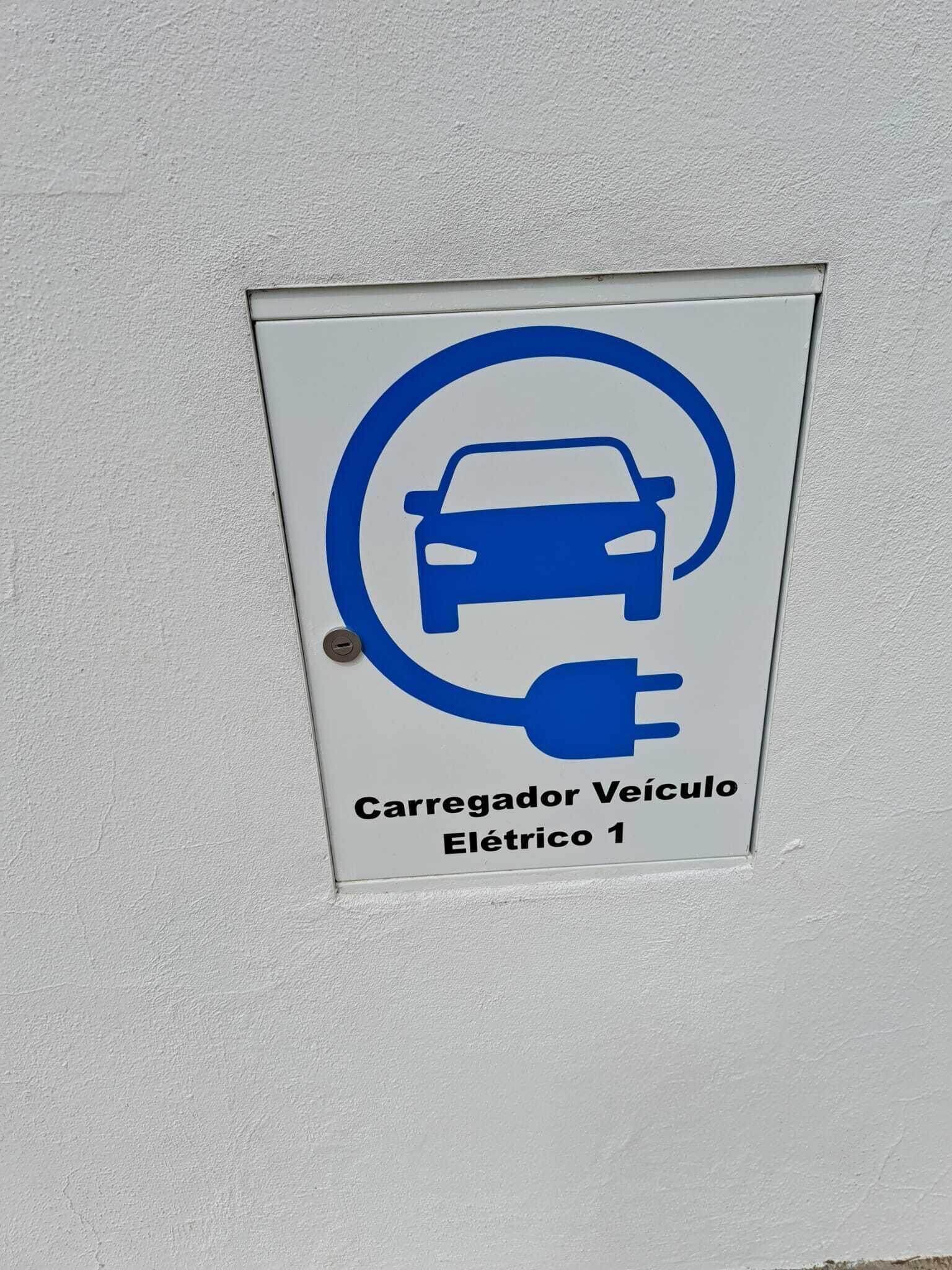 Señal de estación de carga para vehículos eléctricos.