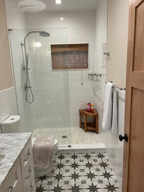 Secadora de cabello, toallas, jabón, shampoo