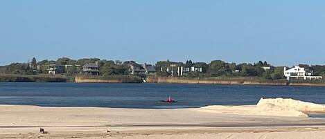 Playa en los alrededores, camastros y toallas de playa
