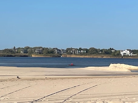 Beach nearby, sun-loungers, beach towels. New and Modern Bridgehampton Accommodations