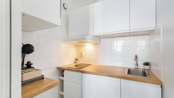 Frigorífico, microondas, placa de cocina y cafetera o tetera