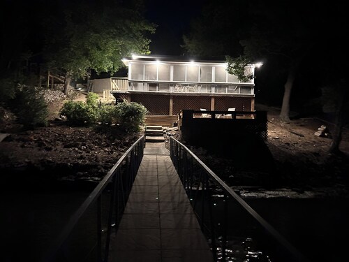 Lakefront cozy cottage!