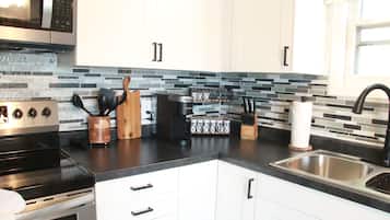 Wasserkocher mit Kaffee-/Teezubehör, Kühlschrank, Mikrowelle, Ofen
