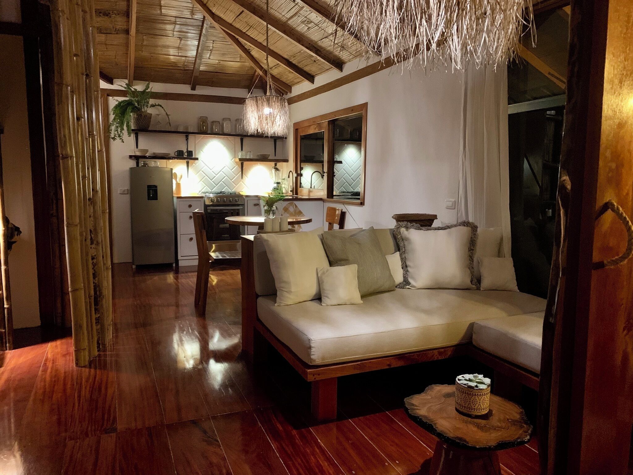 Una sala de estar acogedora con un sofá, una mesa de centro y un comedor con mesa y sillas.
