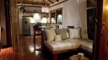 Una sala de estar acogedora con un sofá, una mesa de centro y un comedor con mesa y sillas.