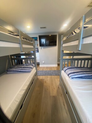 Room - 1 block to beach  All New Renovations ! Second Floor with a deck (Ocean City)