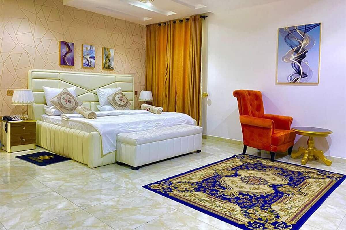 Executive Studio | Egyptian cotton sheets, premium bedding, down duvets, Tempur-Pedic beds