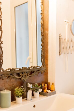 Shower, hair dryer, towels, soap - Studio Campo de' Fiori (Roma)