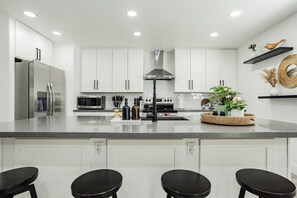 Refrigerador, microondas, horno y parrilla de estufa 