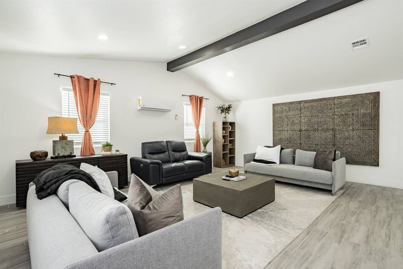 Smart-tv, een open haard en een tafeltennistafel