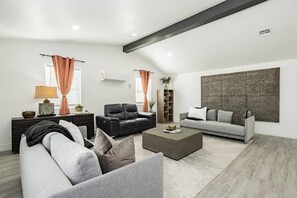 TV connectée, cheminée, table de tennis de table