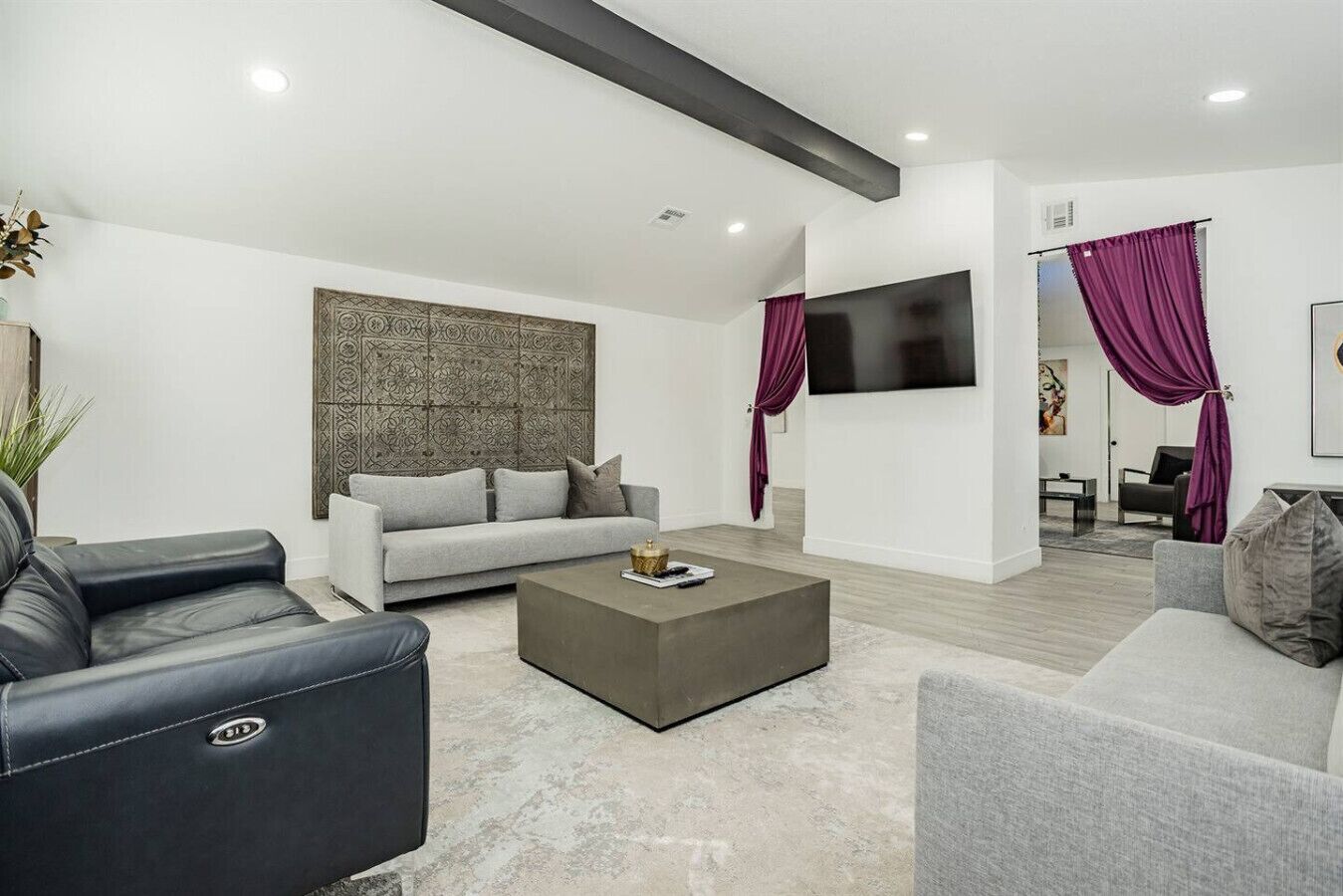 Smart-TV, Kamin, Tischtennisplatte