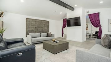 Smart TV, chimenea y tenis de mesa