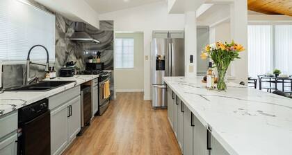 Relax & Play: Private Modern Stay & Chef's Kitchen