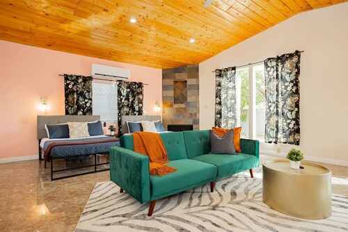 Vegas 4BR: Poker • Wet Bar • Parking