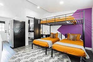 Een bureau, een strijkplank/strijkijzer, gratis wifi, beddengoed