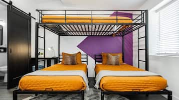 Escritorio, tabla de planchar con plancha, wifi gratis y ropa de cama