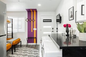 冷蔵庫、電子レンジ、オーブン、コンロ