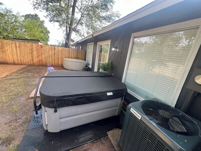 Cozy Home Wt Hot Tub, WiFi n Smart Tv