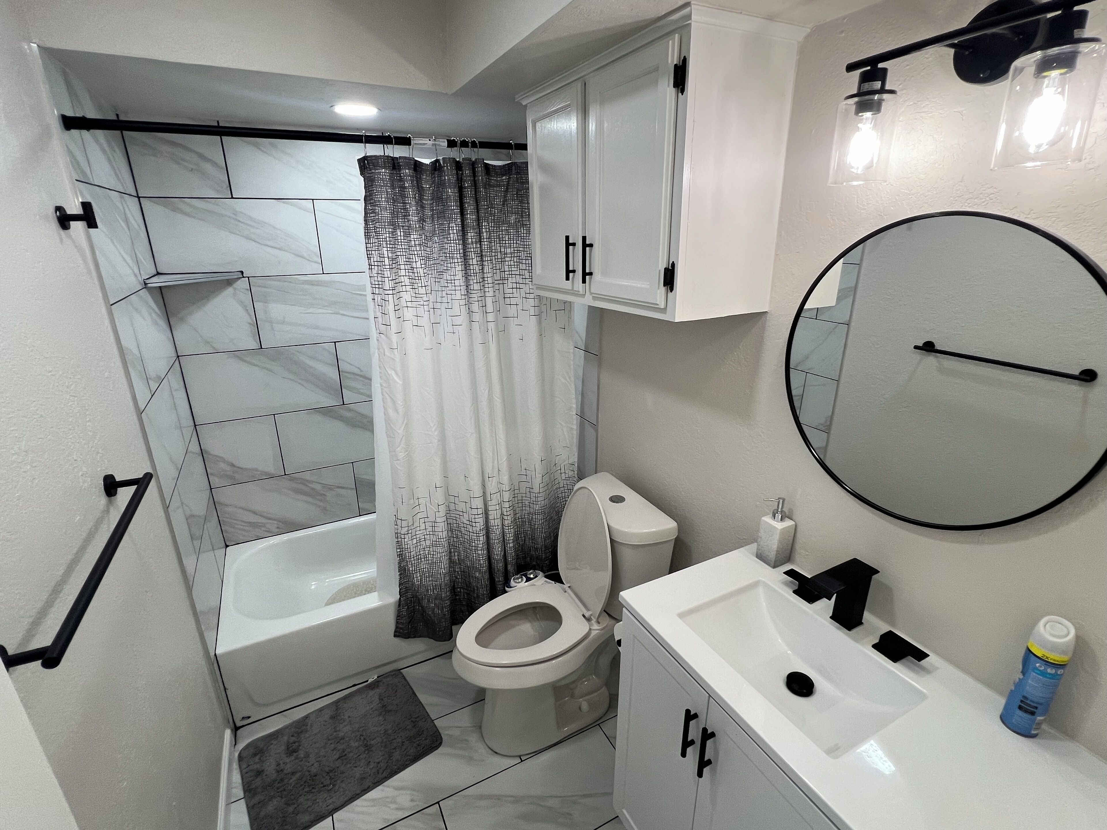 Sèche-cheveux, bidet, serviettes fournies, savon