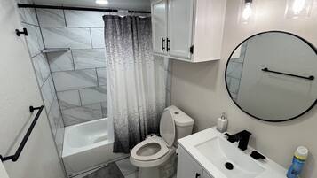 Sèche-cheveux, bidet, serviettes fournies, savon