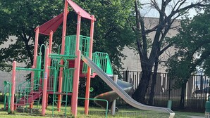 Un parque infantil con un tobogán y estructuras para escalar.