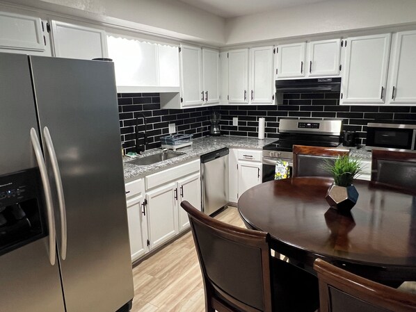 Réfrigérateur, micro-ondes, four, plaque de cuisson