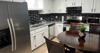 Cozy Home Wt Hot Tub, WiFi n Smart Tv