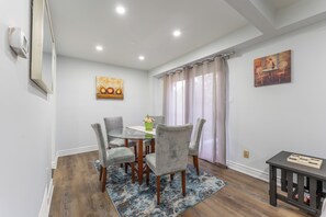 Dining - Central and Family-Friendly House in Whitby (Whitby)