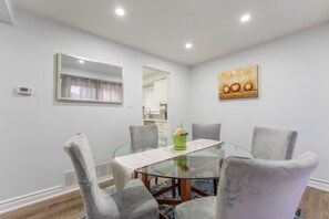 Dining - Central and Family-Friendly House in Whitby (Whitby)