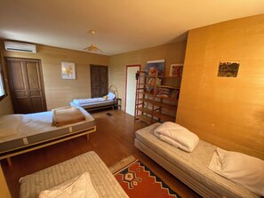 3 bedrooms, travel cot, free WiFi