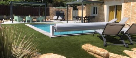 Utendørsbasseng og et oppvarmet basseng