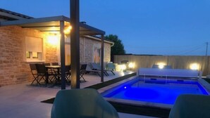A backyard with a swimming pool, outdoor seating, and a covered patio area. - Villa Mapokia 2 Climatisée Avec Piscine Chauffée Privative Proche Uzès (st marcel de careiret)