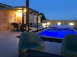 حمّام سباحة خارجي، حمّام سباحة مُدفَّأ