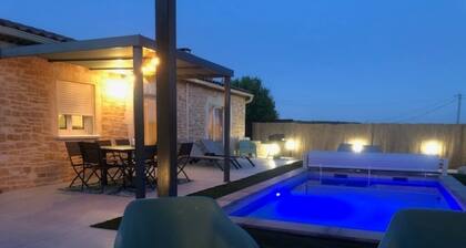 Villa Mapokia 2 climatisée piscine chauffée privative proche UzÚs ***