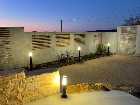 المنطقة المحيطة بالمنشأة